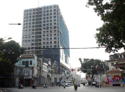 Lắp đặt thiết bị phá dỡ phần sai phép nhà 8B Lê Trực